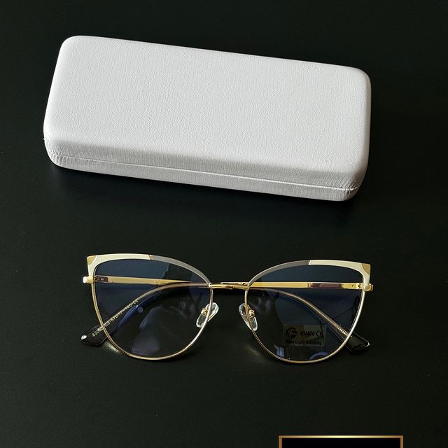 Takeer - Brianna Glasses 
They offer both blue light & UV light protection 
Fit for prescription 🤓
40,000 tshs comes with a free hardcase 

DM/ WhatsApp li...