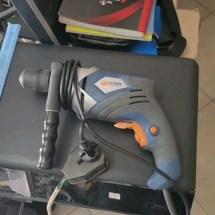 Takeer - SOLD ❌️SOLD❌️ IMEUZWA 
Dexter UK Hammer Drill 
710W 2600RPM Ina nyundo kwajili ya ukuta na Reverse pia Ina Speed Adjust
Bei 100,000 
