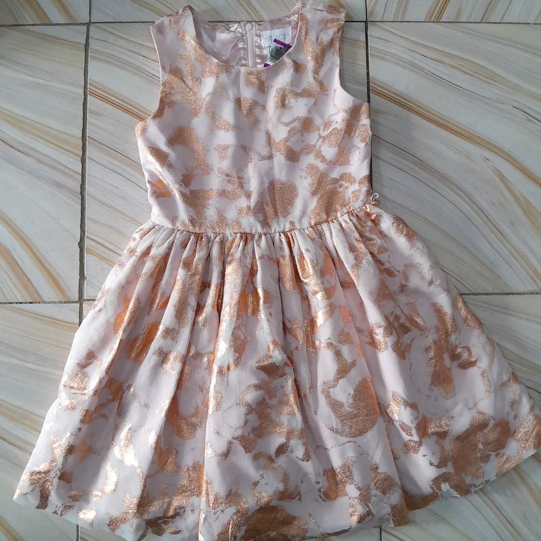 Takeer - Baby girl dress
8-10 years
Tshs 35,000