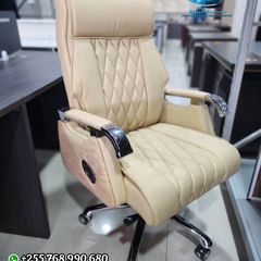 Takeer - EXECUTIVE OFFICE CHAIR
AVAILABLE FOR 850,000TSH

📞or 
📌 MUHEZA STREET @ KARIAKOO, DAR ES SALAAM

         