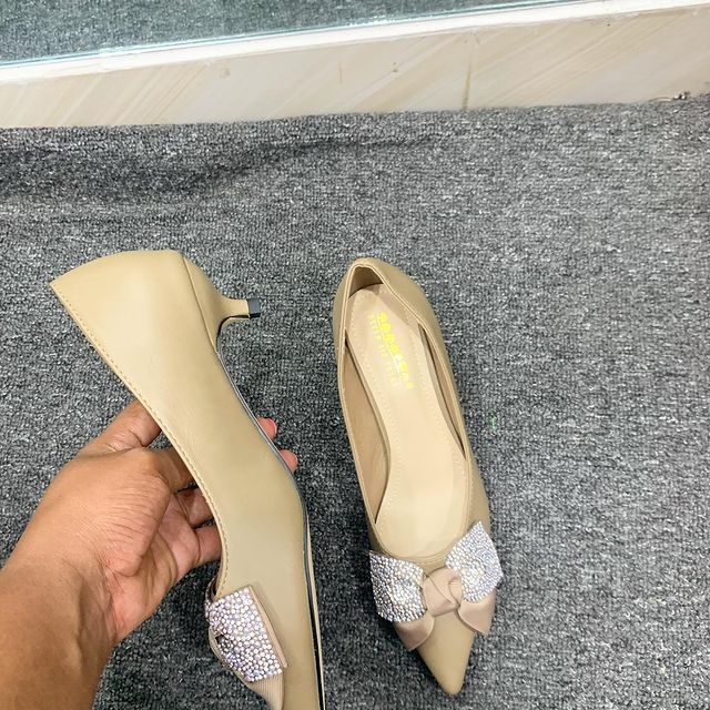 Takeer - Kitten imebaki size 36,38,39, 40&41
45000 tu 
Kiatu material ni leather , quality ni nzuri mnoo
Dm/call/wtp Tunapatika mwenge nyuma ya jamirex hotel