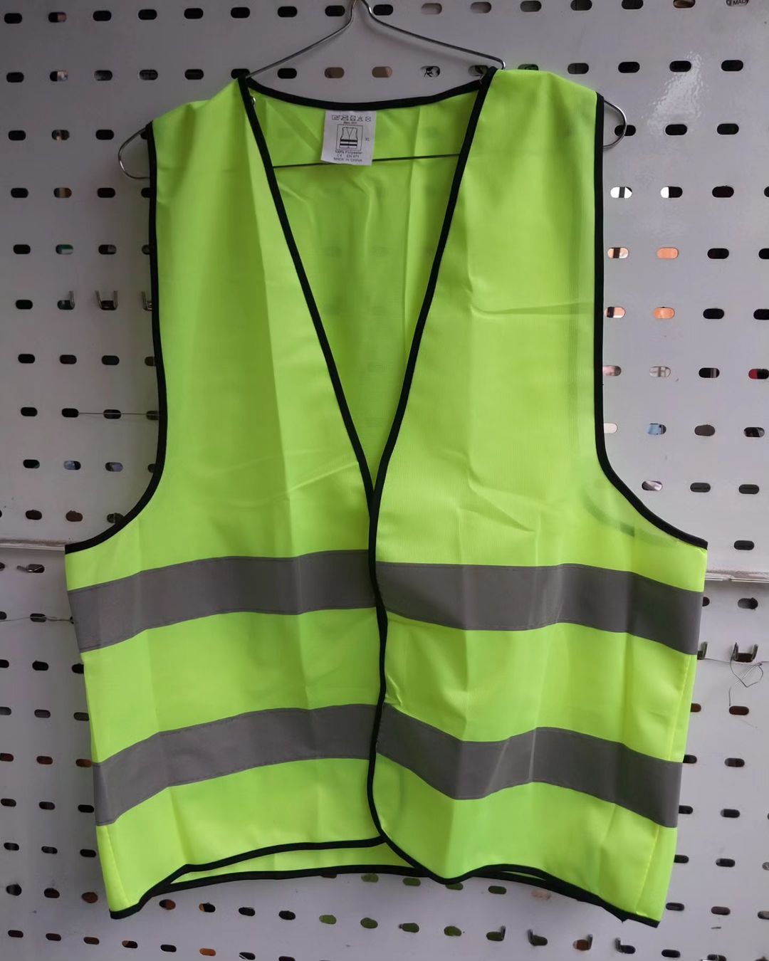 Takeer - Reflective Safety vests 120gm(without zip)
Green and Orange

Available in wholesale and retail. For more information, call/whatsapp   

Inapatikana...