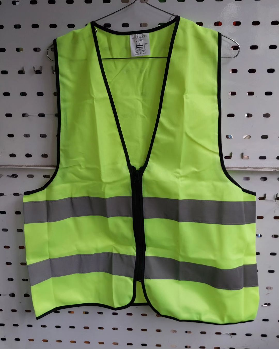 Takeer - Reflective safety vest 120gm(with zip)
Green and Orange

Available in wholesale and retail. For more information, call/whatsapp   

Inapatikana kwa...