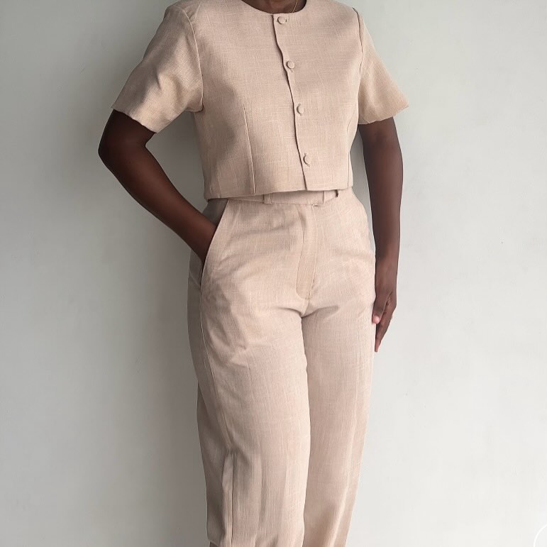 Takeer - ✨TWR SUIT ✨

❗️Now Available On Order❗️

Size Available: UK SIZE 8-10
Other sizes are currently available on Orders

Color available ; Nude, Gray

   