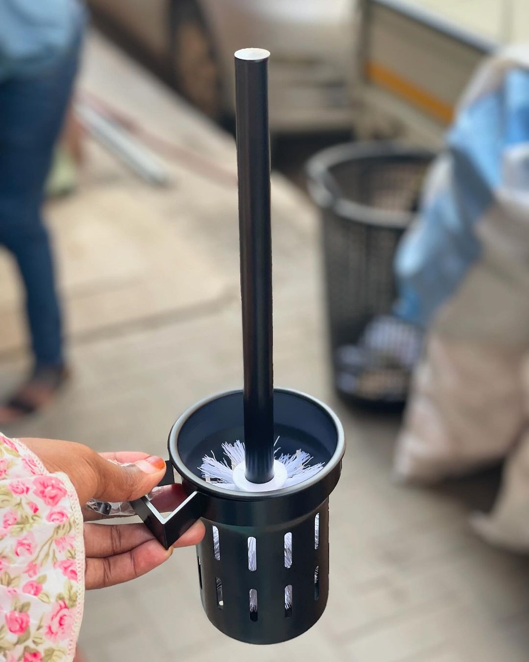 Takeer - Toilet brush🖌️

Material🧱:Alumminium

Colour:Black⚫️

Function:For washing toilets 🫧

Easy to Carry and  Store😊

Status:Available✅ 

Price💰:35...