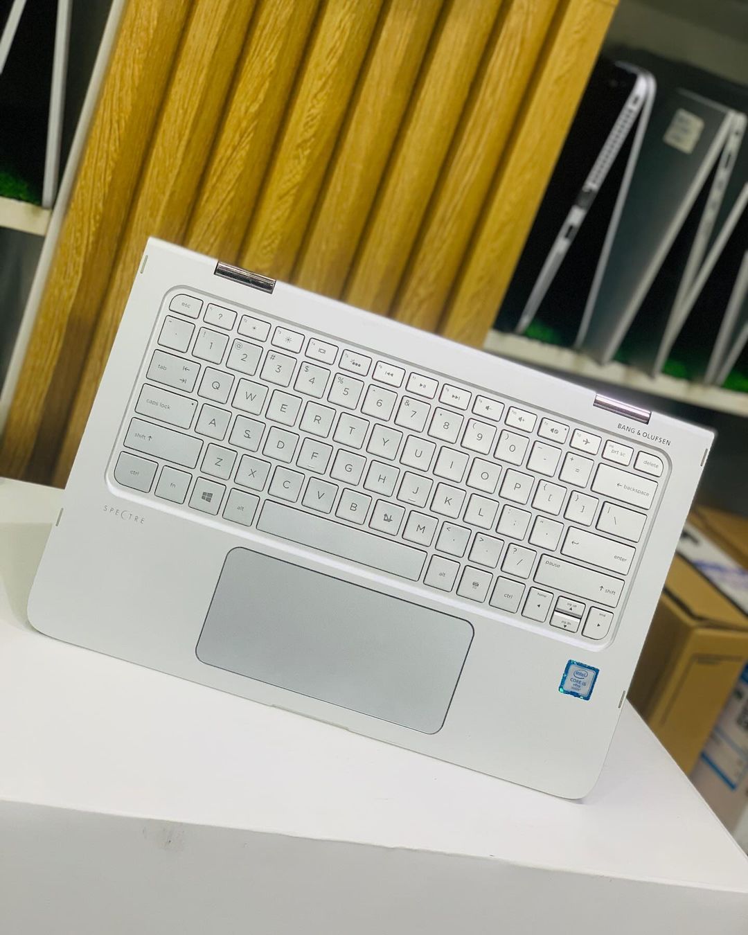 Takeer - Hp Spectre Pro x360 G2
Intel Core i7 6th generation 

Ram 8gb
Ssd 256gb
Clean condition used from dubai

Display size 13” inches 
Touch screen x360...