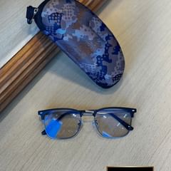 Takeer - Gether glasses 🤓 
Photochromic ( juani zinakua darker kidogo kukulinda na mionzi ya jua ) 
Blue light blocking ( Inakulinda na mionzi inayotoka kw...