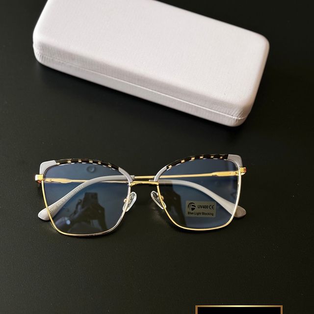 Takeer - Agnes Glasses 

They offer both blue light & UV light protection 
Fit for prescription 🤓
40,000 tshs comes with a free hardcase 

DM/ WhatsApp lin...