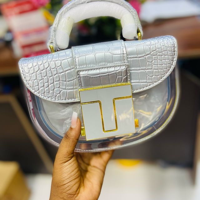 Takeer - Handbags ✨✨
Material ni nzur
19000jumla ..,rejareja23000 
Karibuni sana