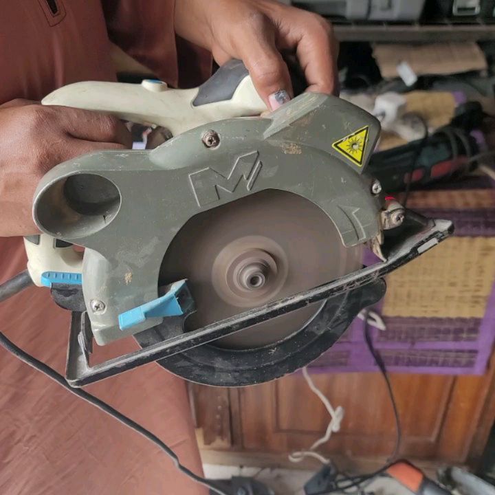 Takeer - SOLD❌️ SOLD ❌️IMEUZWA 
McAllister Circular Saw 
1200W 5000RPM 165mm Disk
Inakata 63mm (2.5") chini na Inalala Bevel 45° na Laser
Bei 150,000 
