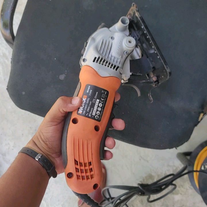 Takeer - SOLD ❌️SOLD ❌️IMEUZWA 
WORX Multi-Cut Circular Tool
310W 2800RPM with LED + Laser. Disk ni 75mm, Inakata 23mm chini.
Inatumika kukata Mbao/Tiles/Ma...