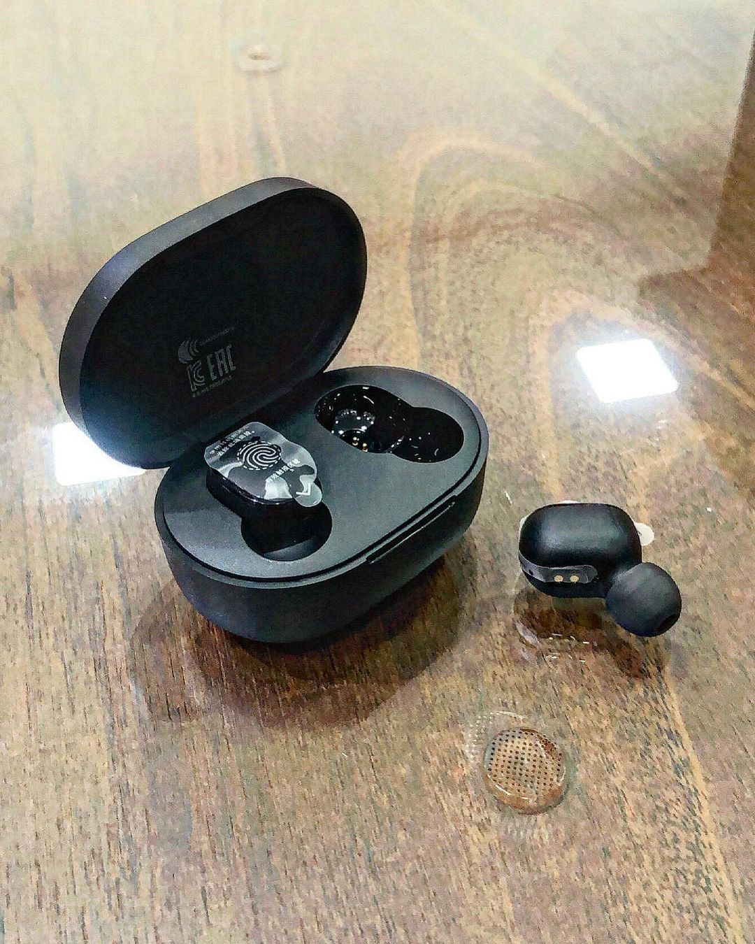 Takeer - Xiaomi mi True Basic 2s True Wireless earbuds

Price - 85,000/=

Features:
Bluetooth 5.0: Ensures a stable and fast connection for seamless audio e...