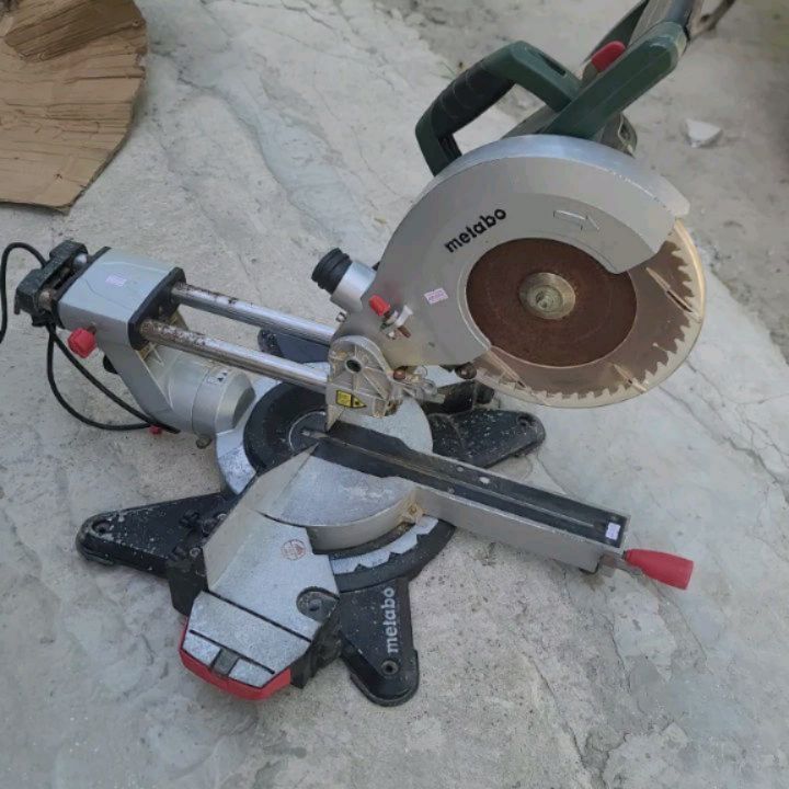 Takeer - SOLD ❌️ SOLD ❌️IMEUZWA 
Matebo Germany Sliding Mitre Saw 
1800W 4800RPM 255mm Disk (10")
Ina Taa ya LED na Laser, Ina slide 32cm na Inalala Bevel 4...