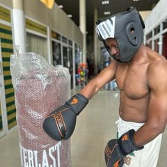 Takeer - 👨‍🔧🚚📦
Boxing kits Brand new 👊🔥🔥

Gym gloves 75,000tshs 
 head gear  80,000tshs 
punching bag 300,000tshs

✅🇹🇿 

Agiza chochote  na tutakul...