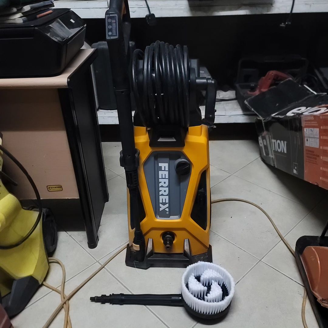 Takeer - SOLD ❌️SOLD ❌️IMEUZWA 
Ferrex Pressure Washer Germany 
2400W 2460PSI Pressure. 
Mpya kwenye Box na Nozzle zake na Brush na nyuma ina tank ya sabuni...