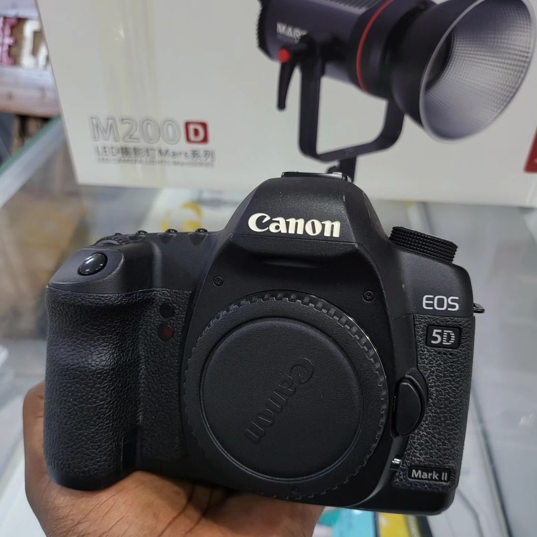 Takeer - Canon 5d mark ii body
Bei 900k
                       