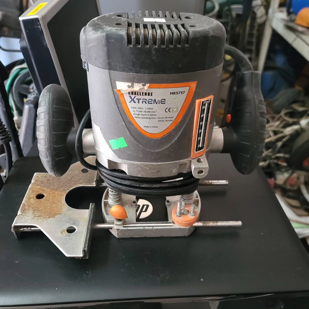 Takeer - SOLD ❌️SOLD❌️ IMEUZWA 
Challenge Xtreme Router 
1100W 11,000-28,000RPM Speed Inatumia Bits za 8mm
Bei 200,000 
