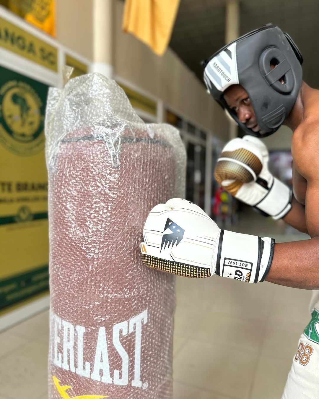 Takeer - 👨‍🔧🚚📦
Boxing kits Brand new 👊🔥🔥

Gym gloves 75,000tshs 
 head gear  80,000tshs 
punching bag 300,000tshs

✅🇹🇿 

Agiza chochote  na tutakul...