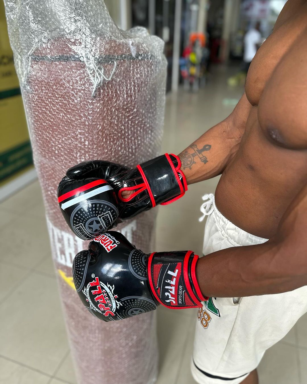 Takeer - 👨‍🔧🚚📦
Boxing kits Brand new 👊🔥🔥

Gym gloves 75,000tshs 
 head gear  80,000tshs 
punching bag 300,000tshs

✅🇹🇿 

Agiza chochote  na tutakul...