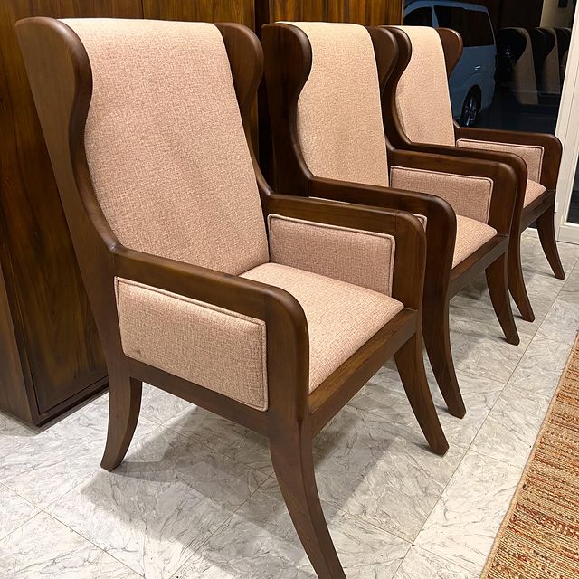 Takeer - “CURVY CHAIR”
A Descent height with armrests chair….soft edges Hardwood highlights.

Multi-use purposes
.
.
600,000

For consultation & Appointment...