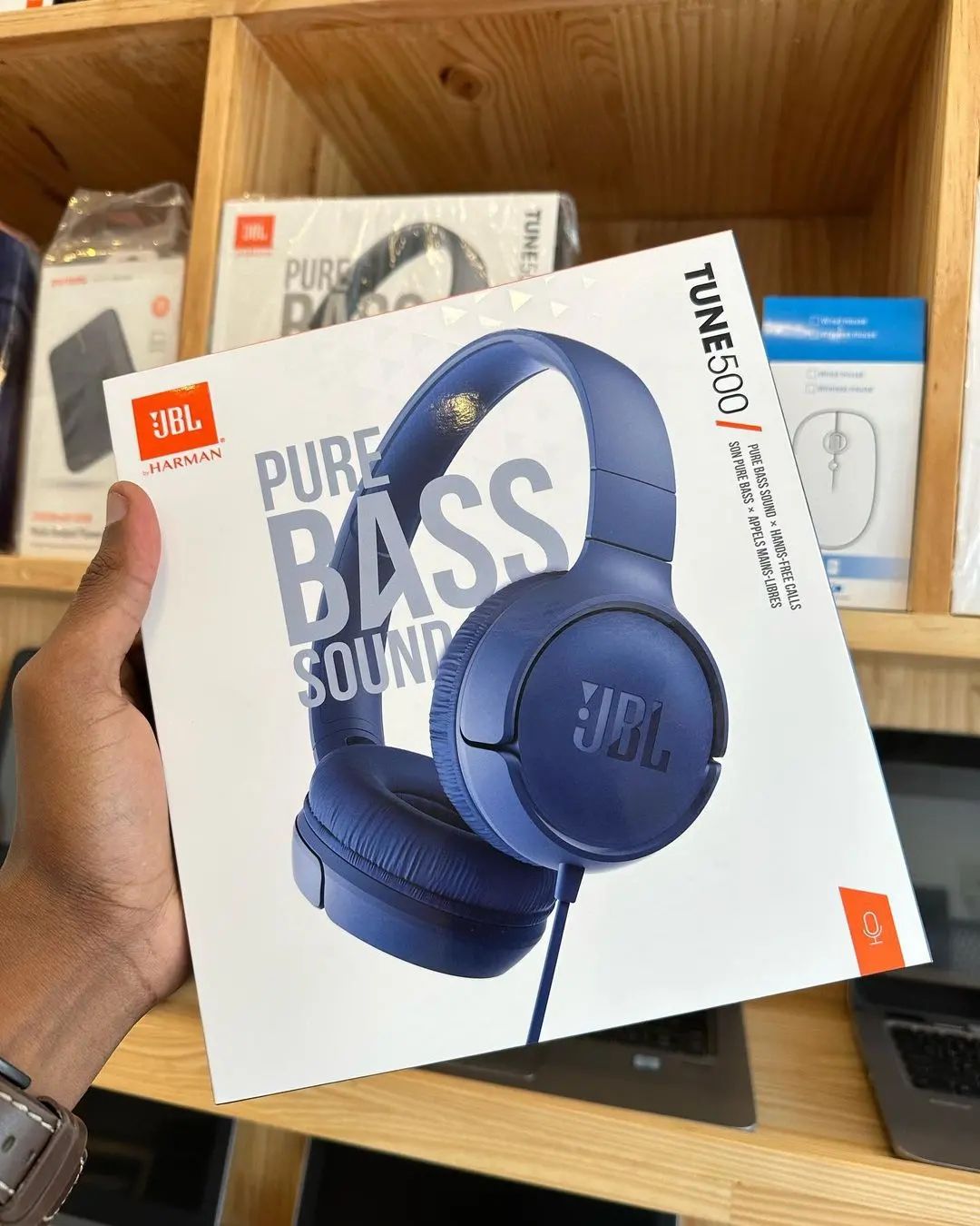 Takeer - JBL Wired Headphones TUNE500

Price Tsh 140,000/=

Call/ Text/ WhatsApp 