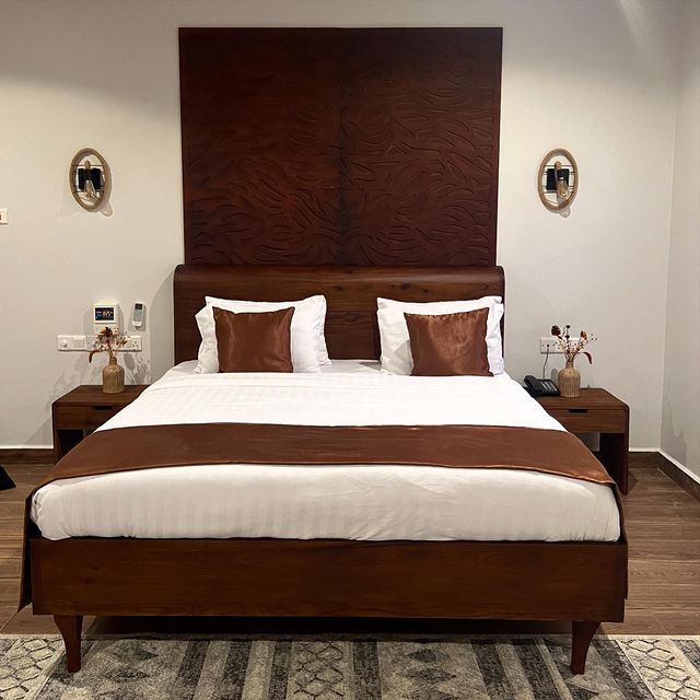 Takeer - “MNINGA PANEL BED”
Dark hardwood greatness….6x6 wooden framed bed with an extension of engraved headboard panels.
.
.
2,500,000 Bed&Bedsides
  700,...