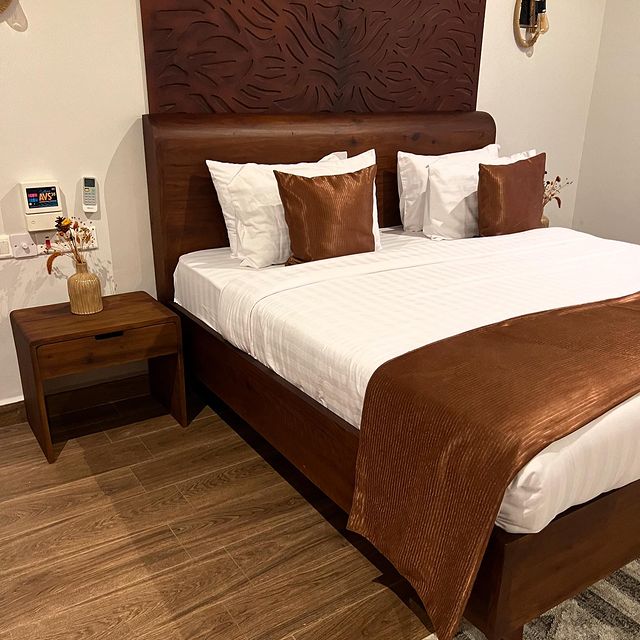 Takeer - “MNINGA PANEL BED”
Dark hardwood greatness….6x6 wooden framed bed with an extension of engraved headboard panels.
.
.
2,500,000 Bed&Bedsides
  700,...