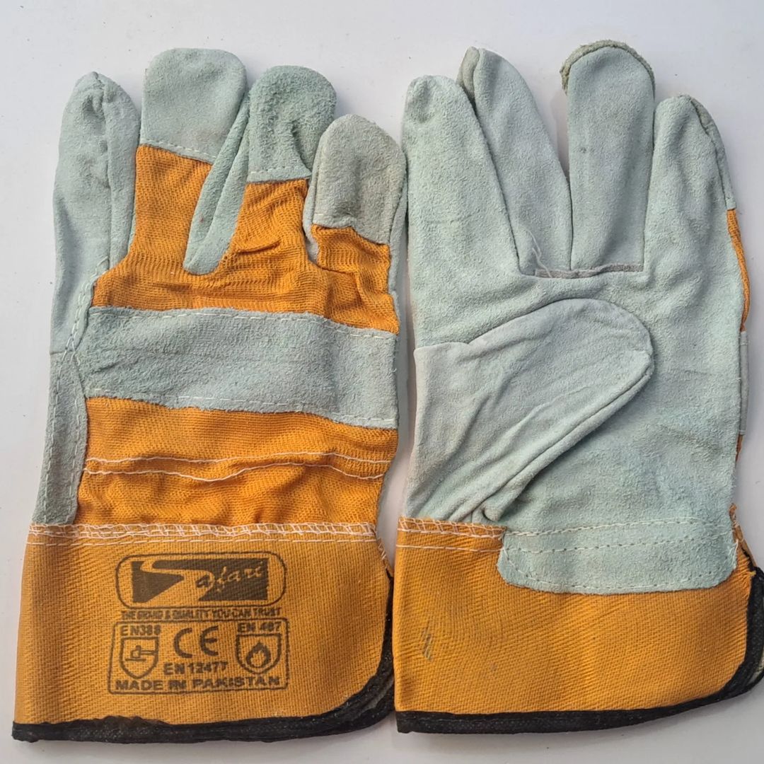 Takeer - WORKING GLOVES FOR HEAVY DUTY WORK FOR YOUR SAFETY.

WORKING GLOVES SAFARI AB 120PAIRS IN THE CARTON.

WORKING GLOVES SAFARI A GRADE 120G IN THE CA...