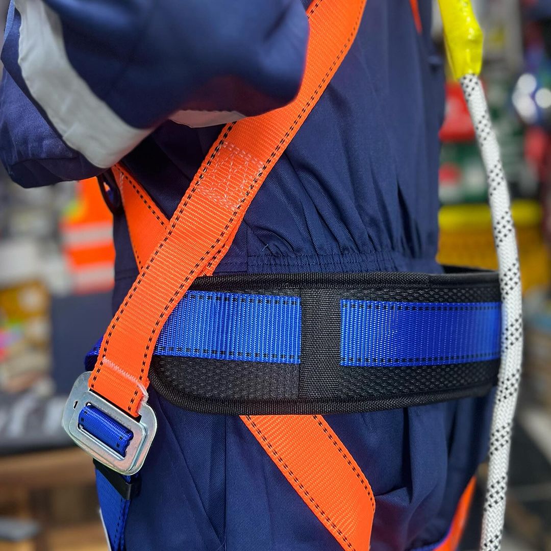 Takeer - 📌Safety harness single hook 
📌Maximum safe drop 1.8mt
📌Safe work load 800kg
📌Break load 1500kg
📌CE 1105 EN 355 EN 358
📌Price 75000 tshs exclu...