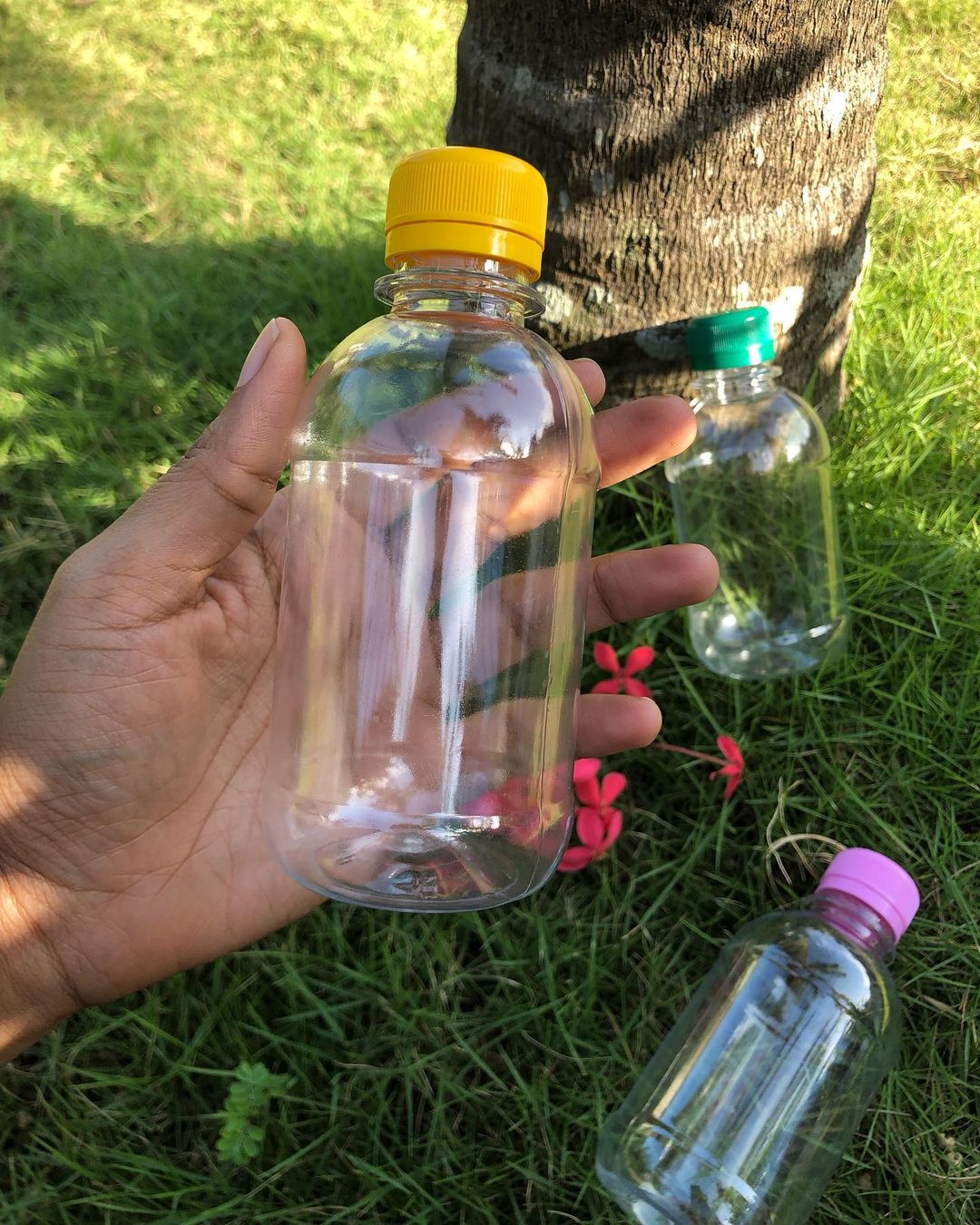 Takeer - Round Clear bottles - Available ✅
250mils - 26,400 tsh 
Min order 100pcs

Dial now or Y’all welcome 🤗
      🇹🇿