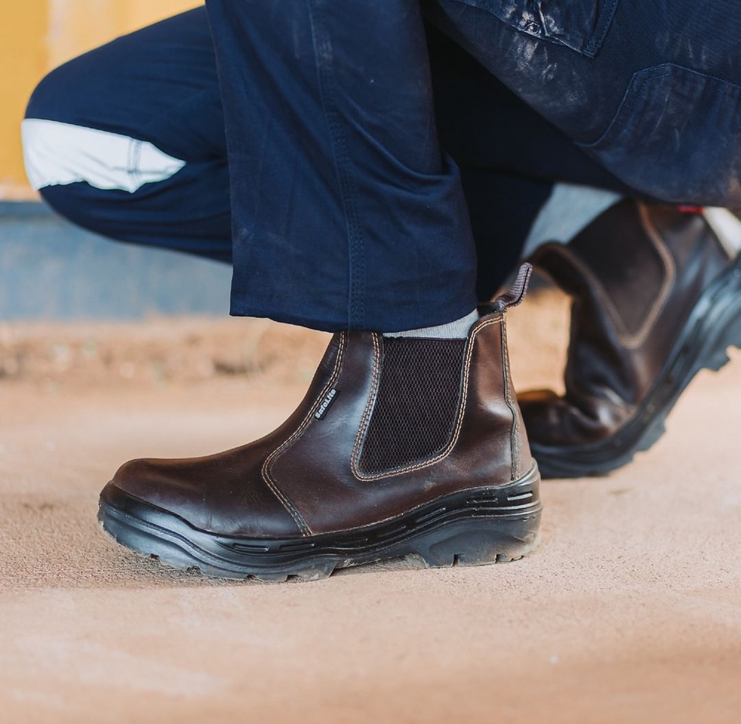 Takeer - Neptune SafeLite Chelsea safety boots is trusted brand in safety footwear. Features an elasticized ankle gusset, a handy pull tab and a metal-free ...