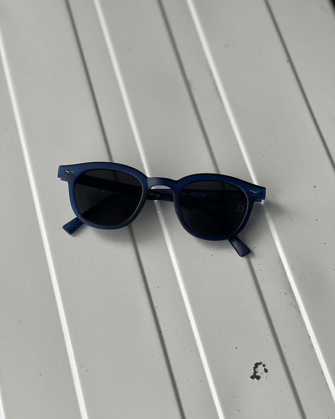 Takeer - Current faves! High quality polarized shades 😎
Available in matte blue and glossy black 
50,000 tshs only 

Comes with a free hardcase