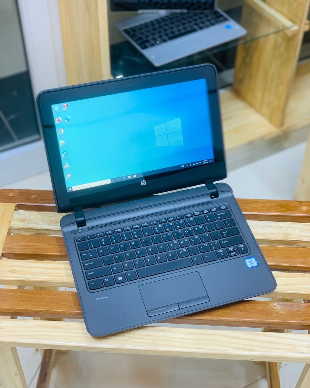 Takeer - Hp Probook G2 11e
Intel core i3 6th generation
Processor speed 2.3GHz 

Price 👉 Sh.450,000/=

Memory  RAM  4
Storage  HDD  500gb
Refurbished clean...