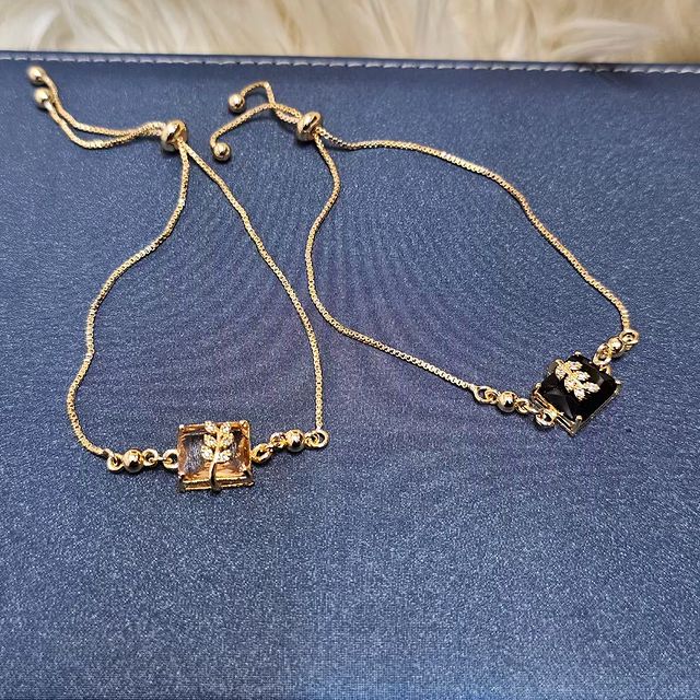 Takeer - KARIAKOO   Bracelets : Tsh 4000 pc 1. (SWAHILI PLAZA )
 Jumla 3000 

Mtaa wa Swahili & Narung'ombe 

Whtsp/Call : #

We do delivery

  