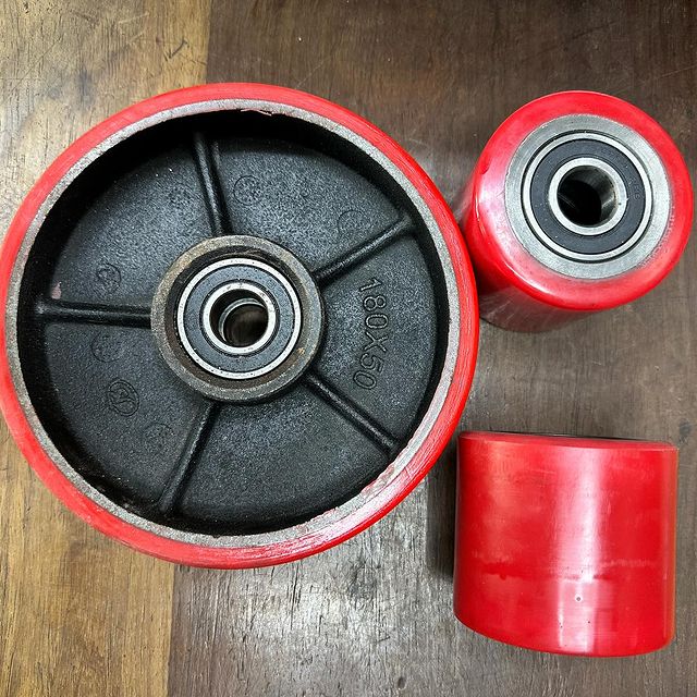 Takeer - NEW ARRIVALS 🔥🚨
PALLET JACK & LIFT TRUCK WHEEL

MATERIAL 
📌Polyurethane 

PALLET WHEEL SIZE
📌2*180mm*50mm Polyurethane Tyre with steel core
📌4...