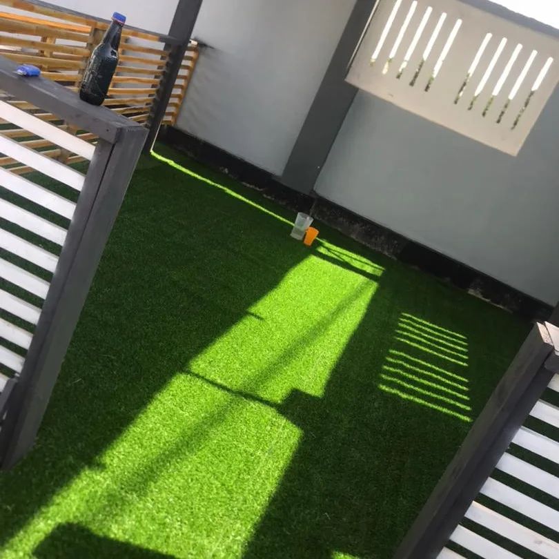 Takeer - QUALITY ARTIFICIAL GRASS CARPET 
Ni nyasi bandia nzuri sana inayotumika kuweka kwenye Garden, Dukani, Kumbi za starehe inaleta muonekano mzuri sana...