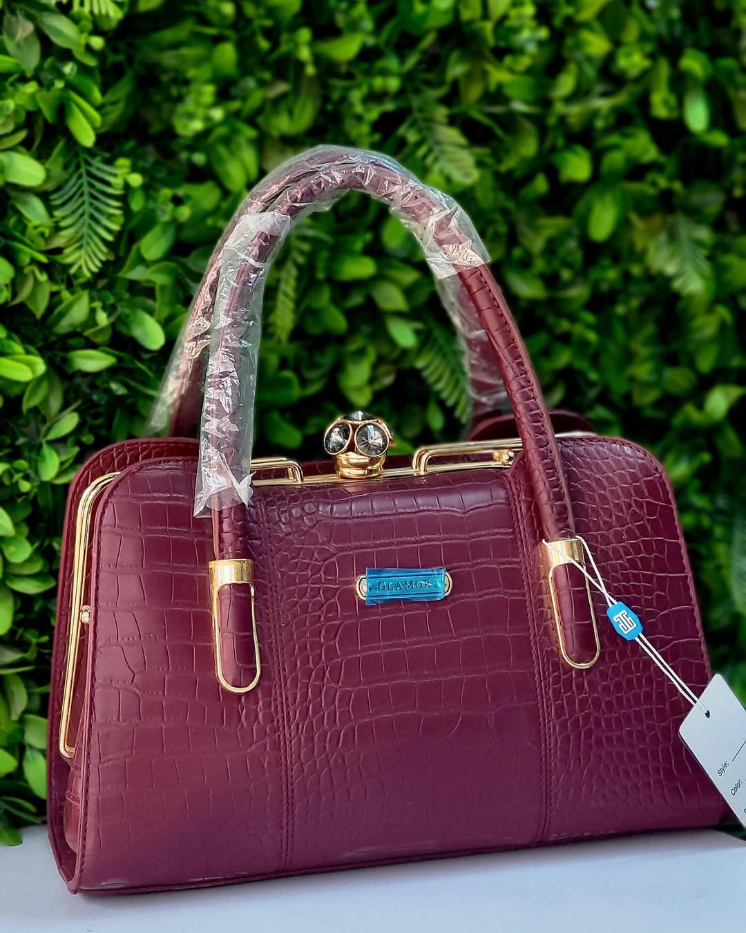 Takeer - Handbag nzuri sana na ngumu🔥😮‍💨
Size medium ina mkanda mrefu
Price 60,000