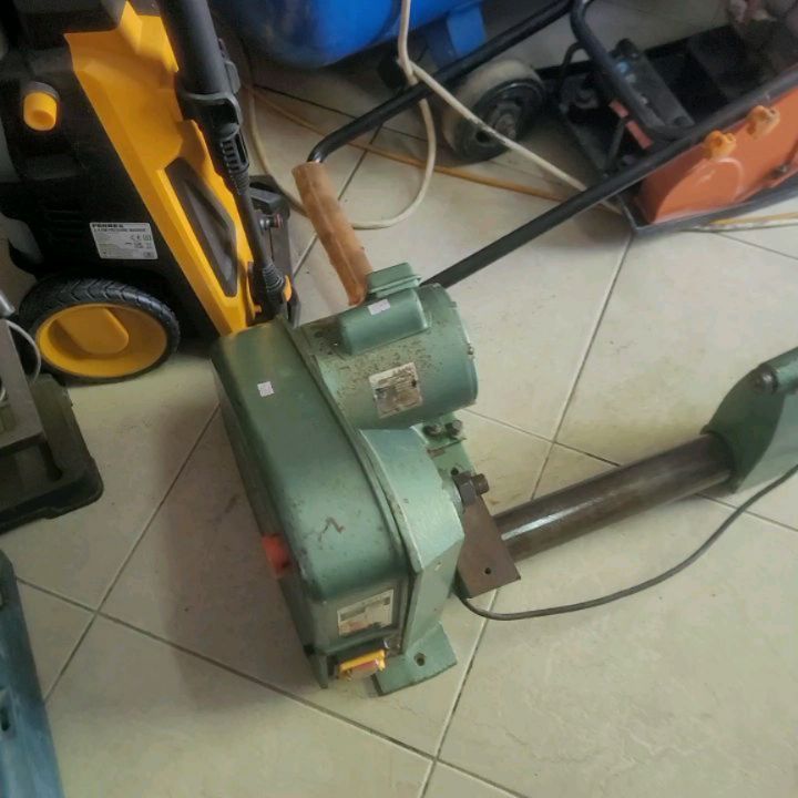 Takeer - SOLD❌️ SOLD❌️ IMEUZWA 
NUTOOL UK Bench Wood Lathe Machine 
5 speed 1440RPM 370W Single Phase Motor. Mashine ya Kukereza yenye bed urefu wa meter 1 ...