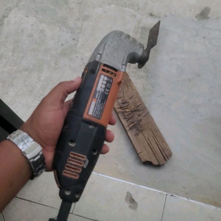 Takeer - WORX Multi Tool 
300W na speed adjust, Imewekwa kisu cha kukatia Mbao/Board, Unatumia kama Patasi. Pia Inakuja na vidude vya msasa kwenye maeneo ma...