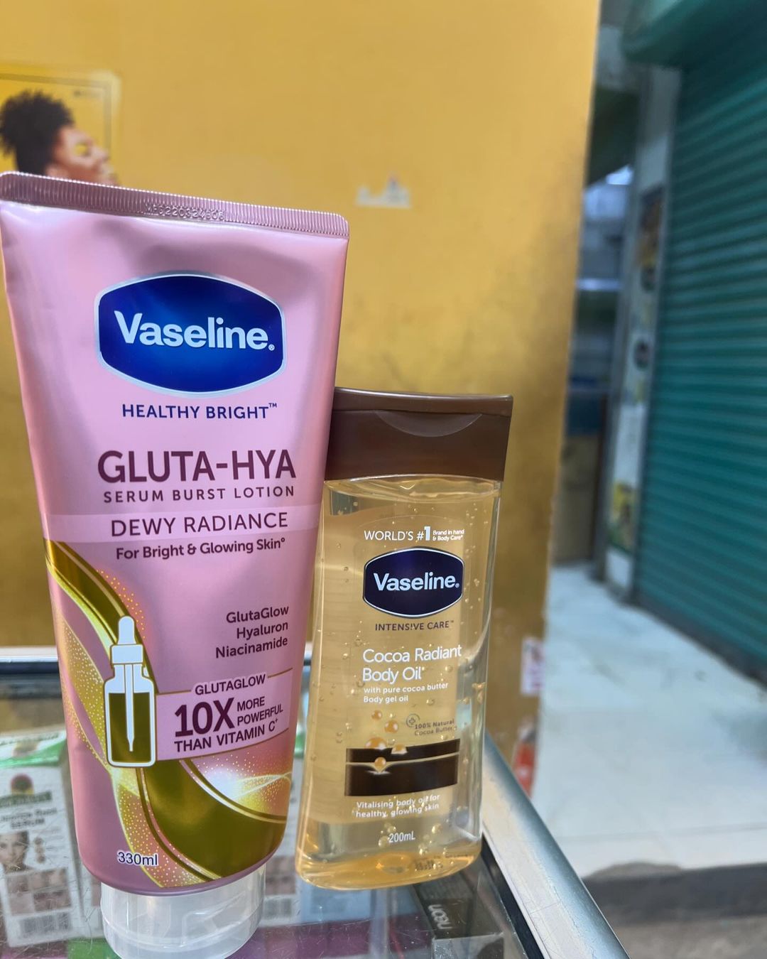 Takeer - Perfect combo🔥
Unapaka kwanza vaseline serum af unapolish na vaseline oil.
Unakua nyororo wewe mpaka ushangae. Ngozi itateleza, itakua very mositu...