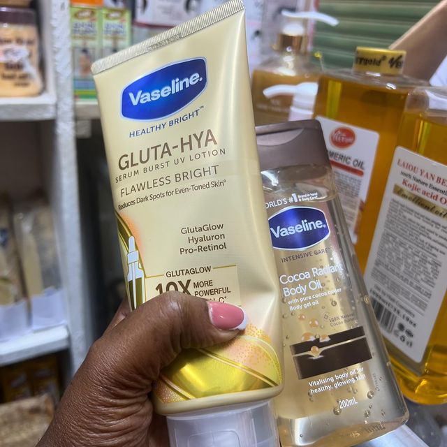 Takeer - Perfect combo🔥
Unapaka kwanza vaseline serum af unapolish na vaseline oil.
Unakua nyororo wewe mpaka ushangae. Ngozi itateleza, itakua very mositu...