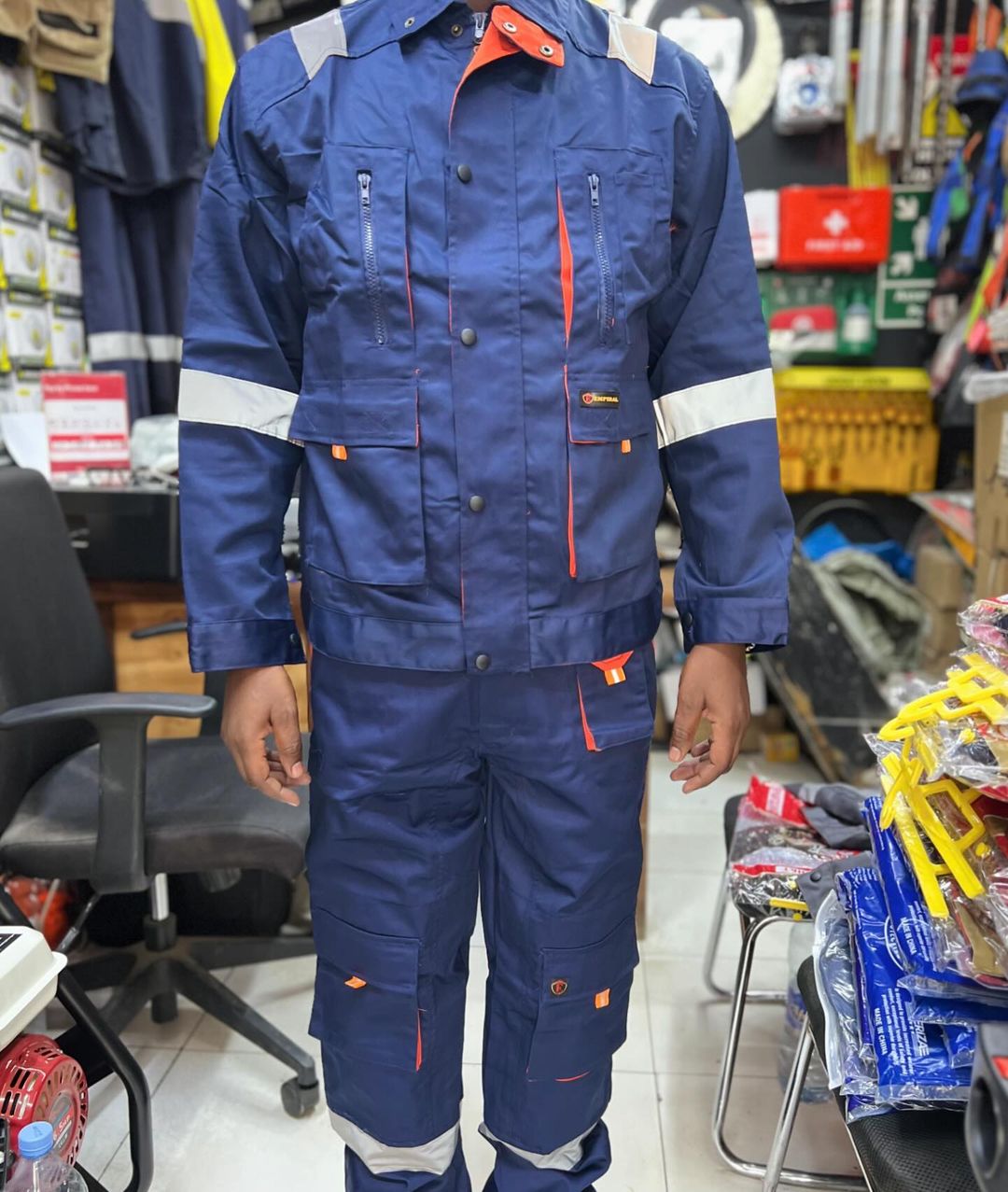 Takeer - ..
➖Working uniform
➖Brand; Empiral
➖Corton 100%
➖Colour Navy blue and orange
➖Size avaible; M—-3XL
📌📱📍Location kamata near brt and railway gere...