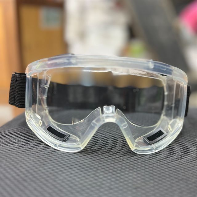 Takeer - ➖Safety goggles
➖Vision clear
➖Polycarbonate
➖Polycarbonate lens protects against splash dust
➖Elastic handband for comfortable fitting
📌Price 10,...