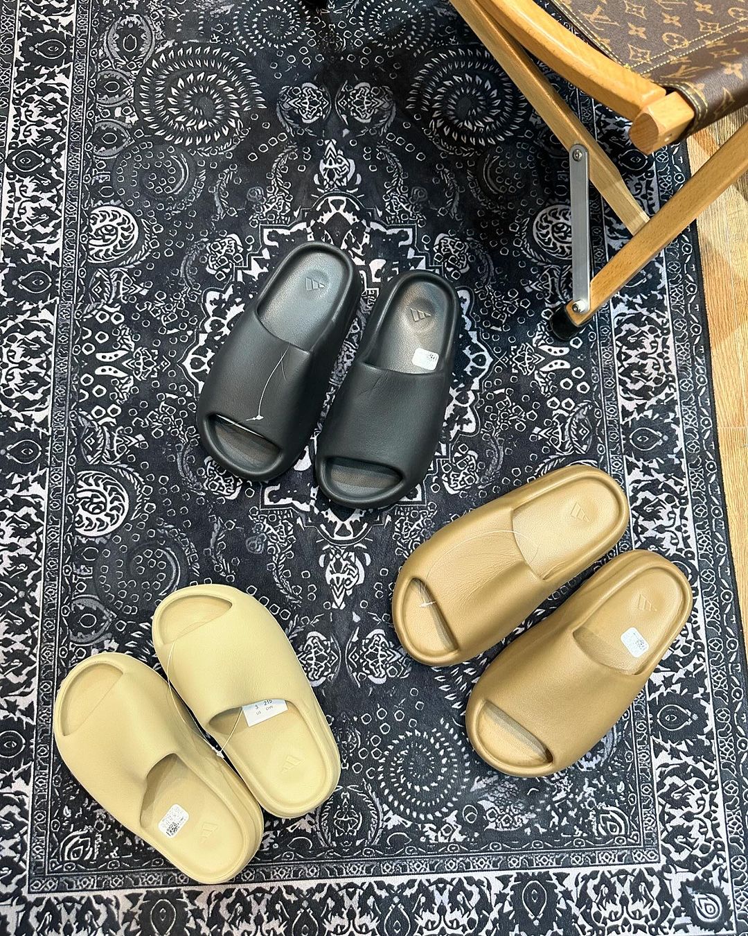 Takeer - Yeezy slides available 
.
Size 36-45
.
☎️.
📍kijitonyama near Blackwood apartments