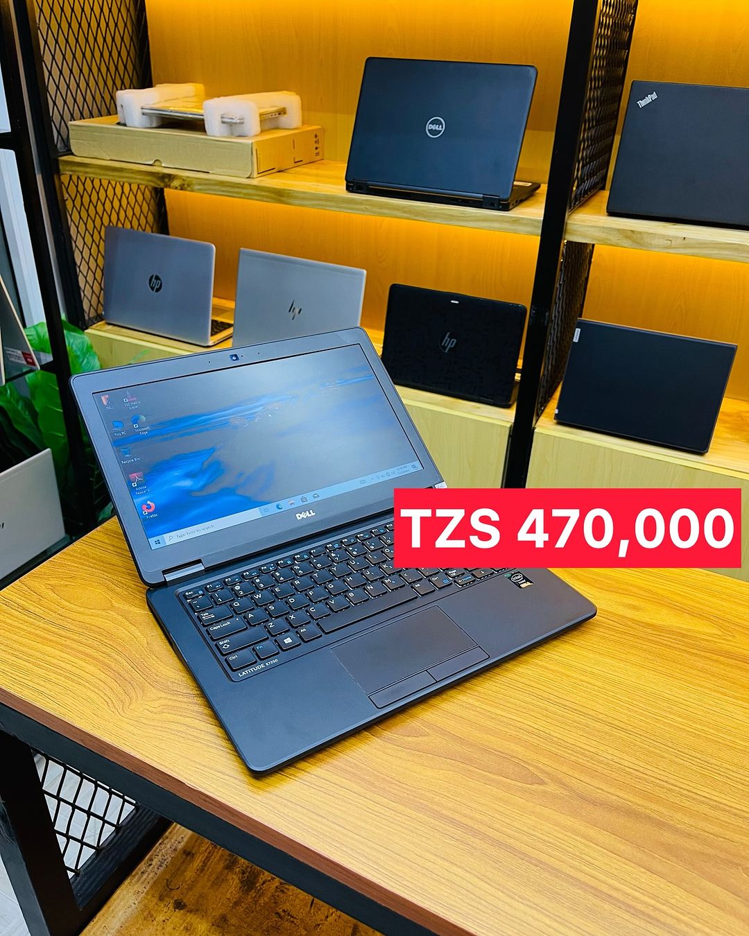 Takeer - Memory: 8 GB DDR3L SDRAM

Storage: 256 GB M.2 PCIe NVMe (SSD)

Graphics Processor: Intel HD Graphics 5500

Processor: Intel Core i5-5300U (2.3 GHz ...