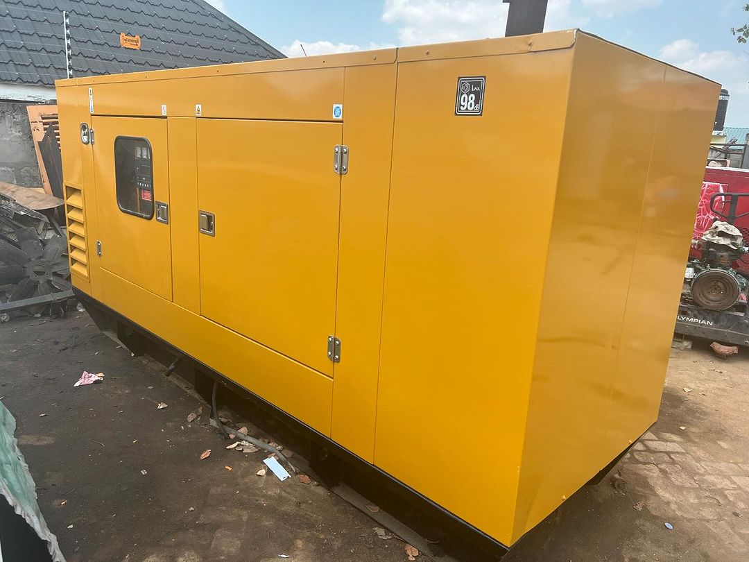 Takeer - Generator OLYMPIAN 250KVA 
Engine Perkins 
Leroy Somer Alternator 
Sound Proof Genset
Deap Sea : plc 7320
Running Hours 1920
Good Condition
Locatio...