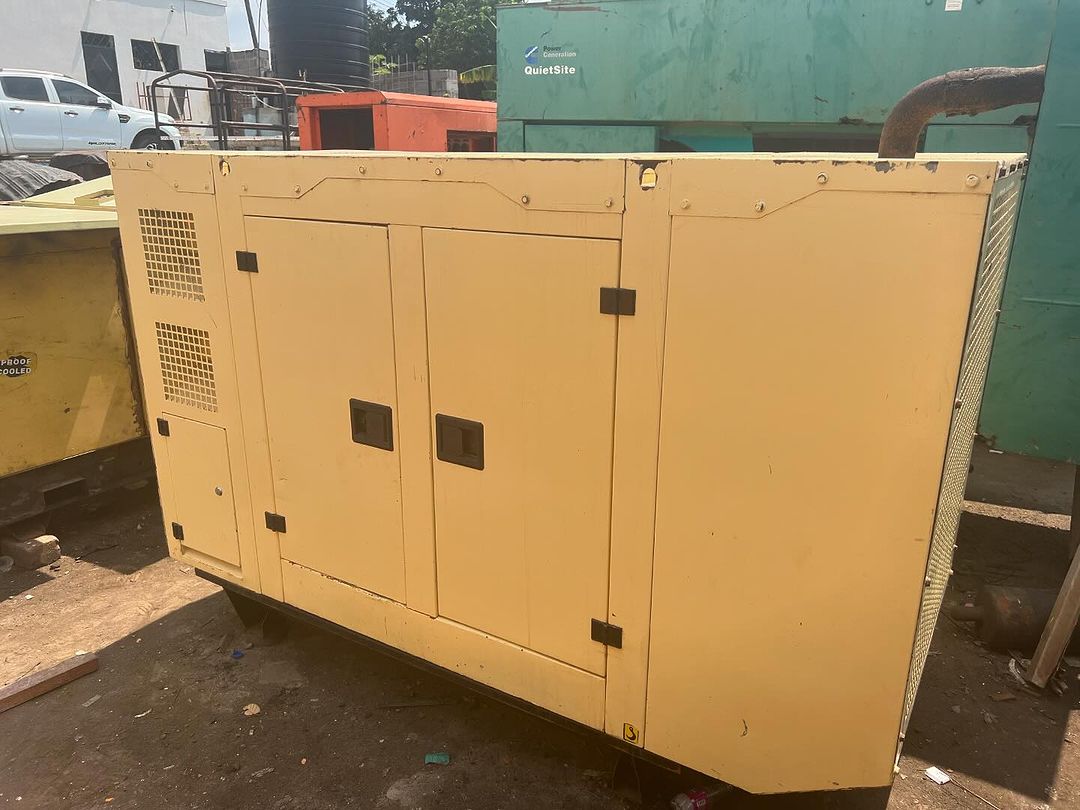 Takeer - Generator : GUSBIR TURKEY 
Power : 55KVA 
Engine Ricardo
3 phase Diesel Motor
PLC: DSE 7320
Fully Automatic
Silent Genset
Good Condition

Price 18,...