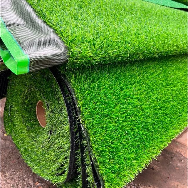 Takeer - QUALITY ARTIFICIAL GRASS CARPET 
Ni nyasi bandia nzuri sana inayotumika kuweka kwenye Garden, Dukani, Kumbi za starehe inaleta muonekano mzuri sana...