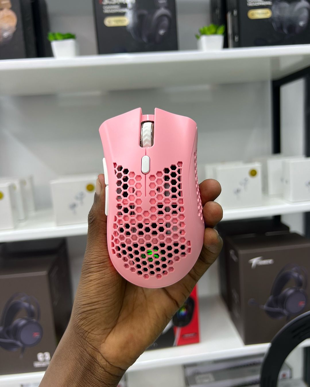 Takeer - BM 600 RECHARGABLE WIRELESS MOUSE IN THREE COLORS

  

1.RGB LIGHTS WITH A BUTTON SWITCH CONTROLS

2. 2.4G WIRELESS OTG

3. USB C CHARGER

4. DPI S...