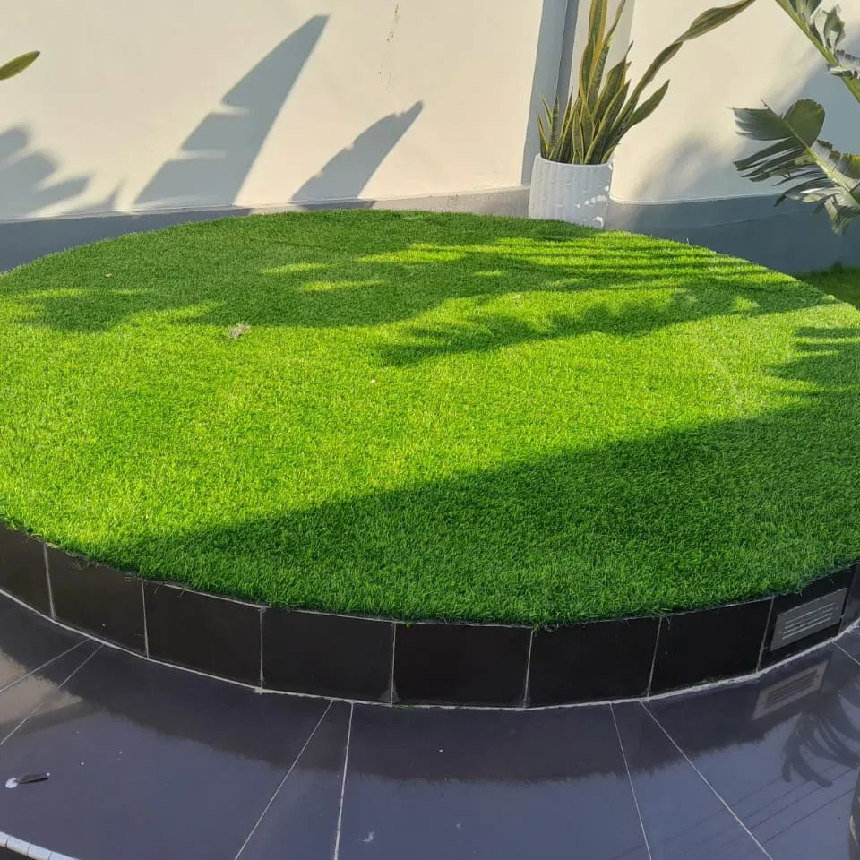 Takeer - QUALITY ARTIFICIAL GRASS CARPET 
Ni nyasi bandia nzuri sana inayotumika kuweka kwenye Garden, Dukani, Kumbi za starehe inaleta muonekano mzuri sana...